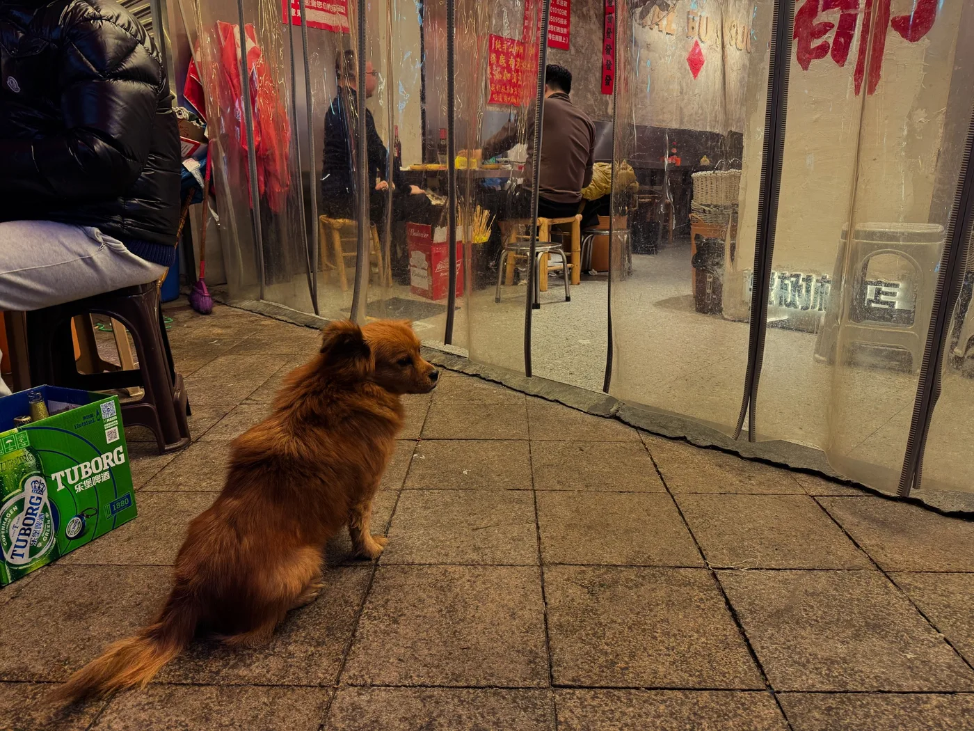 Street-side restaurant scene in Chengdu at night